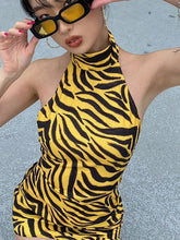 Gelbes, enges Kleid mit Tigerfellmuster